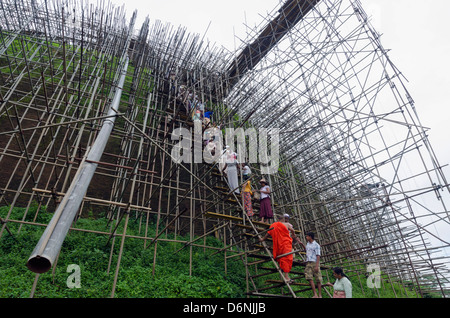 Arbeitnehmer und Gerüste auf der Abhayagiri Dagoba, Anuradhapura, UNESCO World Heritage Site, Sri Lanka, Asien Stockfoto