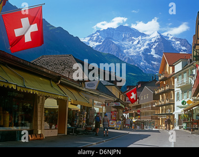 Wengen Straße mit Jungfrau im Hintergrund, Berner Oberland, Schweiz Stockfoto