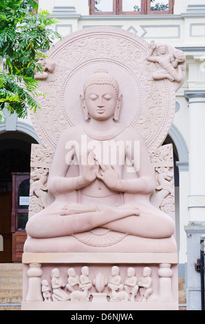 Buddha Statue Ourside buddhistischen Nationalmuseum, UNESCO-Weltkulturerbe, Kandy, Sri Lanka Stockfoto