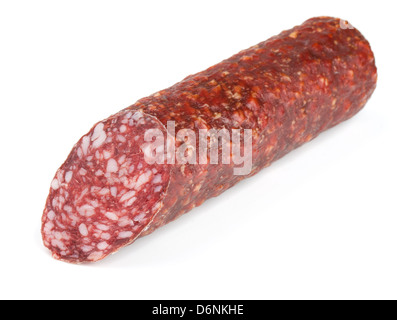 Stück der frischen trockenen Räucherwurst, isoliert auf weiss Stockfoto
