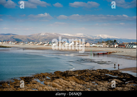 Winter, Menschen zu Fuß am Strand von Borth Dorf an der Westküste Wales, die Berge von Snowdonia in der Ferne UK Stockfoto