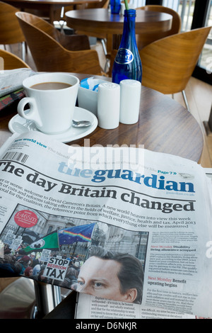 Startseite Schlagzeilen des Guardian, UK Broadsheet-Zeitung, Café, Kaffee 1. April 2013 Stockfoto