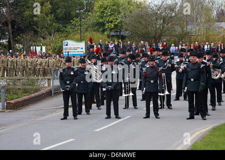 Wimborne, Dorset UK. 21. April 2013. Die Gewehre, unter der Leitung von Gewehre Band, Parade durch die Straßen von Wimborne in Dorset, 3 Jahre nach der Freiheit der Stadt gegeben. Die Gewehre waren die Ehre im Jahr 2010 dank der damalige Bürgermeister, Stadtrat John Burden gewährt, die die Portion Bürgermeister für die Veranstaltung. Freiheit Wimborne bot sich die Kräfte nach Rifleman Phil Allen getötet wurde, in der Provinz Helmand, Afghanistan am 7. November 2009 im Alter von 20 Jahren. Stockfoto