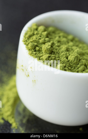 Matcha Tee in Schüssel weiß gepudert Stockfoto