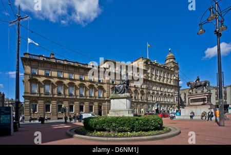 Aufbauend auf der Westseite des George Square in Glasgow Schottland Gehäuse Glasgow Industrie-und Handelskammer mit James Watt Statue vor. Stockfoto