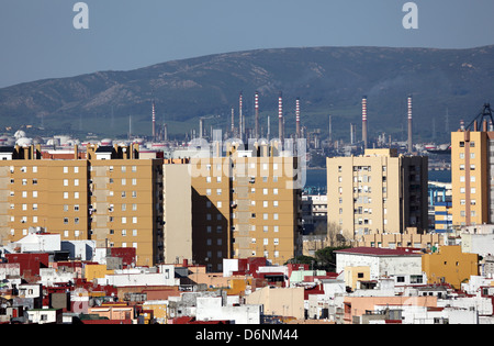 Stadt Algeciras mit Öl-Raffinerie im Hintergrund. Andalusien Spanien Stockfoto