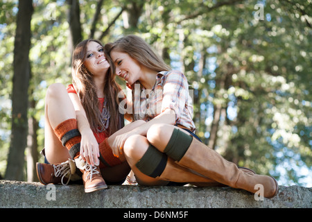 zwei Freundinnen im freien Stockfoto