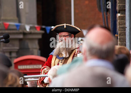 Wimborne, Dorset UK. 21. April 2013. Die Gewehre, unter der Leitung von Gewehre Band, Parade durch die Straßen von Wimborne in Dorset, 3 Jahre nach der Freiheit der Stadt gegeben. Die Gewehre waren die Ehre im Jahr 2010 dank der damalige Bürgermeister, Stadtrat John Burden gewährt, die die Portion Bürgermeister für die Veranstaltung. Freiheit Wimborne bot sich die Kräfte nach Rifleman Phil Allen getötet wurde, in der Provinz Helmand, Afghanistan am 7. November 2009 im Alter von 20 Jahren. Stockfoto