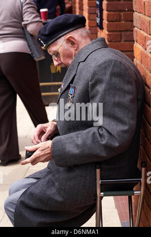 Wimborne, Dorset UK. 21. April 2013. Die Gewehre, unter der Leitung von Gewehre Band, Parade durch die Straßen von Wimborne in Dorset, 3 Jahre nach der Freiheit der Stadt gegeben. Die Gewehre waren die Ehre im Jahr 2010 dank der damalige Bürgermeister, Stadtrat John Burden gewährt, die die Portion Bürgermeister für die Veranstaltung. Freiheit Wimborne bot sich die Kräfte nach Rifleman Phil Allen getötet wurde, in der Provinz Helmand, Afghanistan am 7. November 2009 im Alter von 20 Jahren. Stockfoto