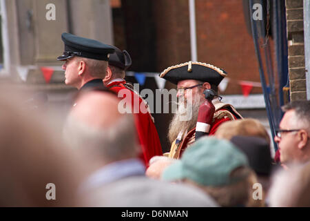 Wimborne, Dorset UK. 21. April 2013. Die Gewehre, unter der Leitung von Gewehre Band, Parade durch die Straßen von Wimborne in Dorset, 3 Jahre nach der Freiheit der Stadt gegeben. Die Gewehre waren die Ehre im Jahr 2010 dank der damalige Bürgermeister, Stadtrat John Burden gewährt, die die Portion Bürgermeister für die Veranstaltung. Freiheit Wimborne bot sich die Kräfte nach Rifleman Phil Allen getötet wurde, in der Provinz Helmand, Afghanistan am 7. November 2009 im Alter von 20 Jahren. Stockfoto