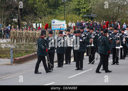 Wimborne, Dorset UK. 21. April 2013. Die Gewehre, unter der Leitung von Gewehre Band, Parade durch die Straßen von Wimborne in Dorset, 3 Jahre nach der Freiheit der Stadt gegeben. Die Gewehre waren die Ehre im Jahr 2010 dank der damalige Bürgermeister, Stadtrat John Burden gewährt, die die Portion Bürgermeister für die Veranstaltung. Freiheit Wimborne bot sich die Kräfte nach Rifleman Phil Allen getötet wurde, in der Provinz Helmand, Afghanistan am 7. November 2009 im Alter von 20 Jahren. Stockfoto