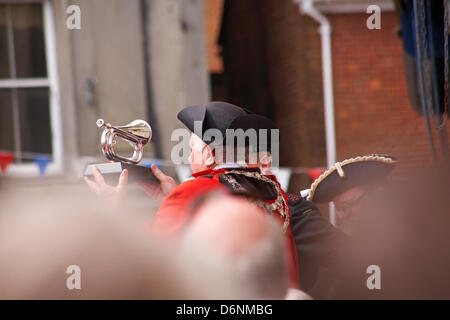 Wimborne, Dorset UK. 21. April 2013. Die Gewehre, unter der Leitung von Gewehre Band, Parade durch die Straßen von Wimborne in Dorset, 3 Jahre nach der Freiheit der Stadt gegeben. Die Gewehre waren die Ehre im Jahr 2010 dank der damalige Bürgermeister, Stadtrat John Burden gewährt, die die Portion Bürgermeister für die Veranstaltung. Freiheit Wimborne bot sich die Kräfte nach Rifleman Phil Allen getötet wurde, in der Provinz Helmand, Afghanistan am 7. November 2009 im Alter von 20 Jahren. Stockfoto