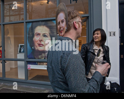 Künstler-Bildschirmmaske in Thatchers thematische Ausstellung während Margaret Thatcher Beerdigung in London, UK Stockfoto