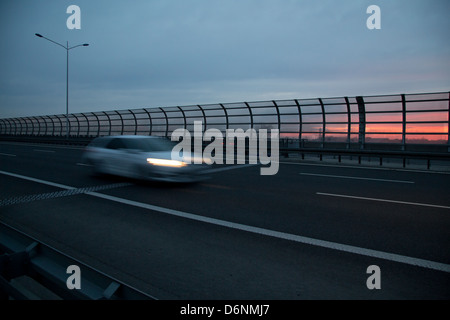 Wroclaw, Polen, Innerstaedtischer neues Auto auf der Autobahn Stockfoto