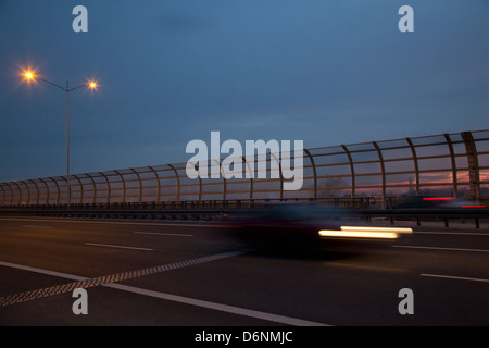 Wroclaw, Polen, Innerstaedtischer neues Auto auf der Autobahn Stockfoto