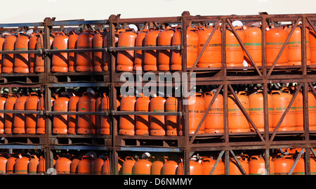 Propan-Gasflaschen in einem Speicher Stockfoto