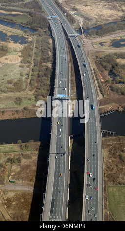 Luftaufnahme des Thelwalls Viadukt M6 in Warrington über den Manchester Ship Canal Stockfoto