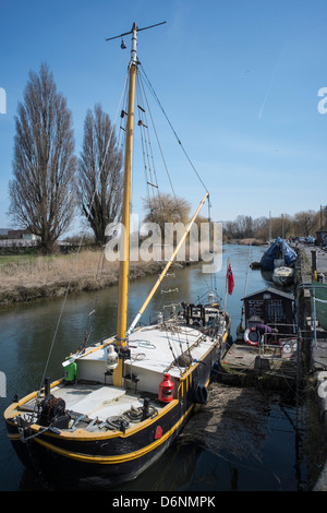 Boot vertäut am Kai, Sandwich, Kent, UK, auf dem Fluss Stour. Stockfoto