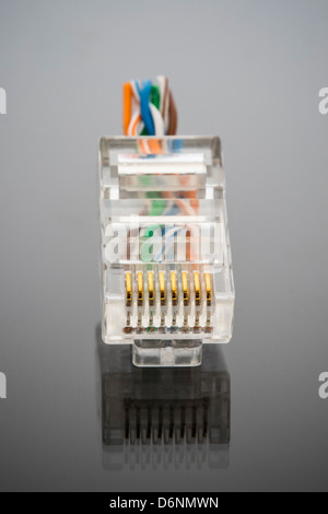 Nahaufnahme des Kopfes ein RJ - 45 Ethernet-Kabel zeigt die interne Verkabelung. Stockfoto