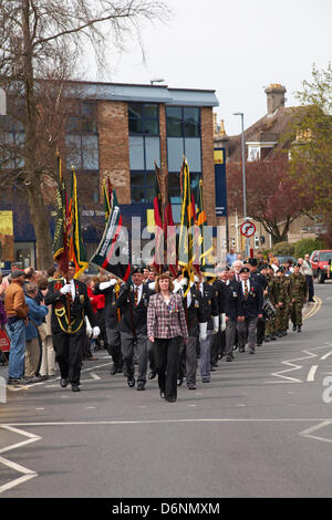 Wimborne, Dorset UK. 21. April 2013. Die Gewehre, unter der Leitung von Gewehre Band, Parade durch die Straßen von Wimborne in Dorset, 3 Jahre nach der Freiheit der Stadt gegeben. Die Gewehre waren die Ehre im Jahr 2010 dank der damalige Bürgermeister, Stadtrat John Burden gewährt, die die Portion Bürgermeister für die Veranstaltung. Freiheit Wimborne bot sich die Kräfte nach Rifleman Phil Allen getötet wurde, in der Provinz Helmand, Afghanistan am 7. November 2009 im Alter von 20 Jahren. Stockfoto