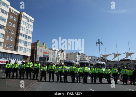 Brighton, UK. 21. April 2013. Antifaschistische Demonstranten versammelten sich am Pier, säumen die Strecke und versuchen, zurückdrehen die rechtsextremen nationalistischen "Marsch für England." Polizei, die Schließung der Straße in Brighton. (Bild Kredit: Kredit: Medyan Dairieh/ZUMAPRESS.com/Alamy Live-Nachrichten) Stockfoto