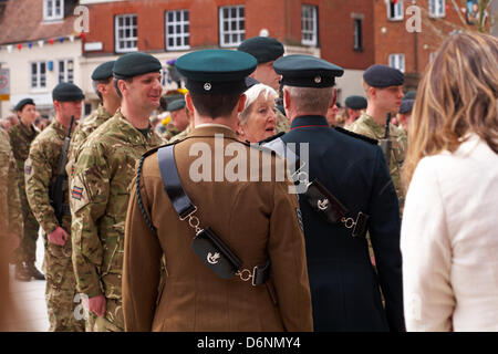 Wimborne, Dorset UK. 21. April 2013. Die Gewehre, unter der Leitung von Gewehre Band, Parade durch die Straßen von Wimborne in Dorset, 3 Jahre nach der Freiheit der Stadt gegeben. Die Gewehre waren die Ehre im Jahr 2010 dank der damalige Bürgermeister, Stadtrat John Burden gewährt, die die Portion Bürgermeister für die Veranstaltung. Freiheit Wimborne bot sich die Kräfte nach Rifleman Phil Allen getötet wurde, in der Provinz Helmand, Afghanistan am 7. November 2009 im Alter von 20 Jahren. Stockfoto