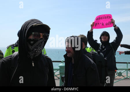 Brighton, UK. 21. April 2013. Antifaschistische Demonstranten versammelten sich am Pier, säumen die Strecke und versuchen, zurückdrehen die rechtsextremen nationalistischen "Marsch für England." Ein verletzter antifaschistischer Demonstrant. (Bild Kredit: Kredit: Medyan Dairieh/ZUMAPRESS.com/Alamy Live-Nachrichten) Stockfoto