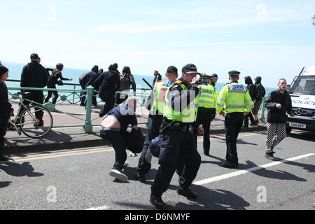 Brighton, UK. 21. April 2013. Antifaschistische Demonstranten versammelten sich am Pier, säumen die Strecke und versuchen, zurückdrehen die rechtsextremen nationalistischen "Marsch für England." Die Polizei versucht EDL und die Antifaschisten zu trennen. (Bild Kredit: Kredit: Medyan Dairieh/ZUMAPRESS.com/Alamy Live-Nachrichten) Stockfoto