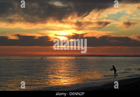 Sonnenuntergang am Strand von Quinta Do Lago in der Algarve in Portugal. Stockfoto