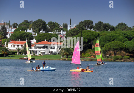 Menschen genießen Wassersport auf dem See in Quinta do Lago in der Algarve in Portugal. Stockfoto