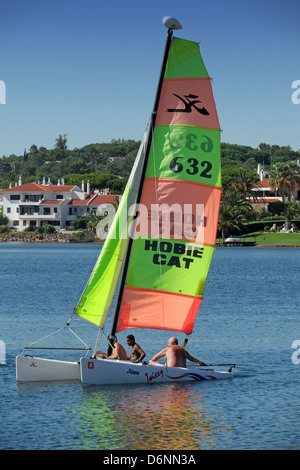 Menschen genießen Wassersport auf dem See in Quinta do Lago in der Algarve in Portugal. Stockfoto