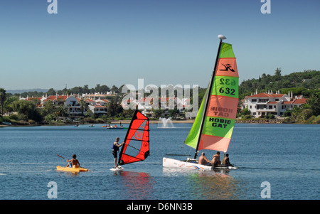 Menschen genießen Wassersport auf dem See in Quinta do Lago in der Algarve in Portugal. Stockfoto