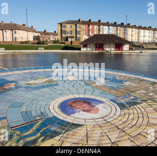 Denkmal für lokale MP und ehemalige Nordirland Sekretärin Mo Mowlam am Bootfahren See in Redcar, Cleveland, England, UK Stockfoto