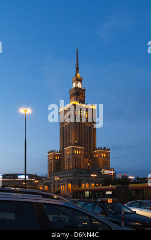 Warschau, Polen-Palast der Kultur am Abend Stockfoto