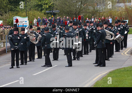 Wimborne, Dorset UK. 21. April 2013. Die Gewehre, unter der Leitung von Gewehre Band, Parade durch die Straßen von Wimborne in Dorset, 3 Jahre nach der Freiheit der Stadt gegeben. Die Gewehre waren die Ehre im Jahr 2010 dank der damalige Bürgermeister, Stadtrat John Burden gewährt, die die Portion Bürgermeister für die Veranstaltung. Freiheit Wimborne bot sich die Kräfte nach Rifleman Phil Allen getötet wurde, in der Provinz Helmand, Afghanistan am 7. November 2009 im Alter von 20 Jahren. Stockfoto