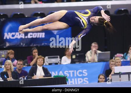 21. April 2013 - Los Angeles, Kalifornien, US - Joanna Sampson von Michigan führt die gewinnende Bodenturnen im Einzelwettkampf Finale an der 2013 NCAA Frauen Gymnastik Meisterschaften, Los Angeles, Kalifornien, 21. April 2013. (Kredit-Bild: © Jeremy Breningstall/ZUMAPRESS.com) Stockfoto