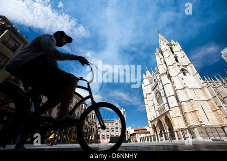 Leon, Spanien, Radfahrer auf dem Platz vor der Kathedrale Santa Maria de Regla, Leon Stockfoto