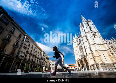 Leon, Spanien, ein kleines Kind läuft über den Platz vor der Kathedrale Santa Maria de Regla, Leon Stockfoto