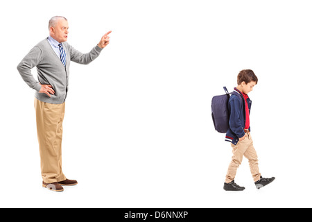 In voller Länge Portrait eines Großvaters Rügens einen kleiner Junge, isoliert auf weißem Hintergrund Stockfoto