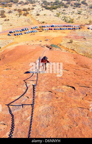 Menschen klettern Uluru outback Kette Touristen Zentralaustralien Landschaft Landschaften australischen Uluru Ayers Rock nördlichen te Stockfoto