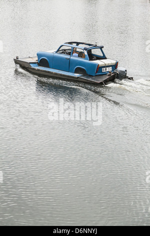 Berlin, Deutschland, Floß mit Trabi als ein Taxi auf der Stölpchensee Stockfoto