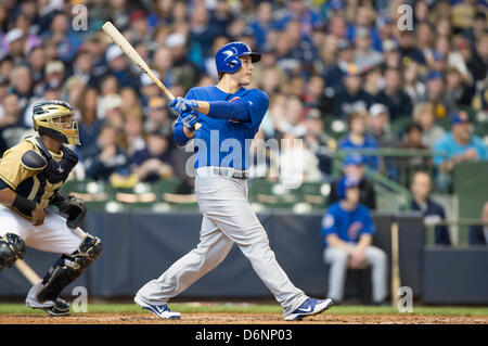 Milwaukee, Wisconsin, USA. 21. April 2013. Chicago erster Basisspieler Anthony Rizzo #44 Hits laufen 2 Homer im 3. Inning. Die Brauer besiegte die Cubs 4-2 im Miller Park in Milwaukee, Wisconsin. John Fisher/CSM Stockfoto