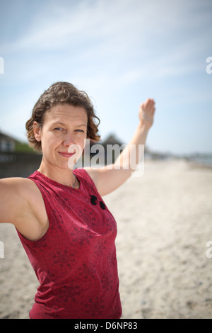 Heiliger Hafen, Deutschland, ist Frau am Halbinsel Graswarder Heiligen Hafen am Strand erholen. Stockfoto