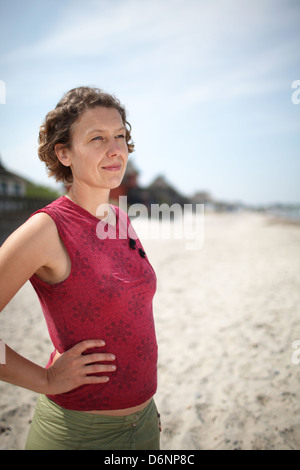 Heiliger Hafen, Deutschland, ist Frau am Halbinsel Graswarder Heiligen Hafen am Strand erholen. Stockfoto