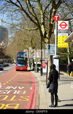 London-Doppeldecker-Bus nähert sich Bushaltestelle, Knightsbridge, Knightsbridge, London, Greater London, England, Vereinigtes Königreich Stockfoto