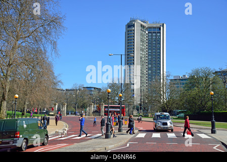 London Hilton on Park Lane Hotel vom Hyde Park, South Carriage Drive, Mayfair, Westminster, London, England, Vereinigtes Königreich Stockfoto