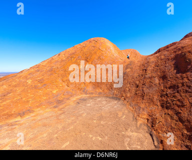 Menschen klettern Uluru outback Kette Touristen Zentralaustralien Landschaft Landschaften australischen Uluru Ayers Rock nördlichen te Stockfoto