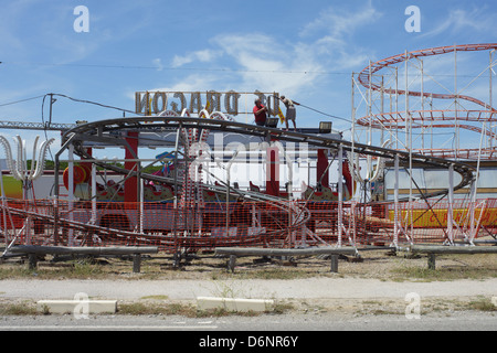 Le Barcares, Frankreich, Männer eine Achterbahn auf einem Rummelplatz auf aufbauen Stockfoto