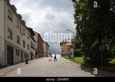 Pirmasens, Deutschland, Mann mit Hund eine leere Straße überqueren Stockfoto