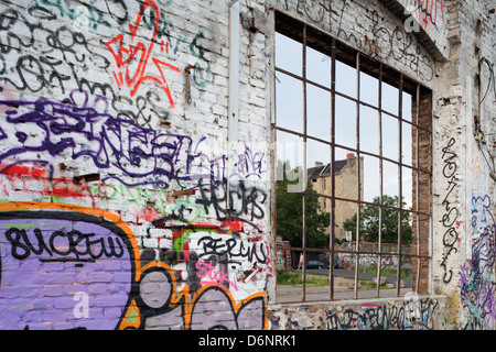 Berlin, Deutschland, besprüht mit Fabrik Graffitiwand mit Heckspiegel remote Rochester Stockfoto